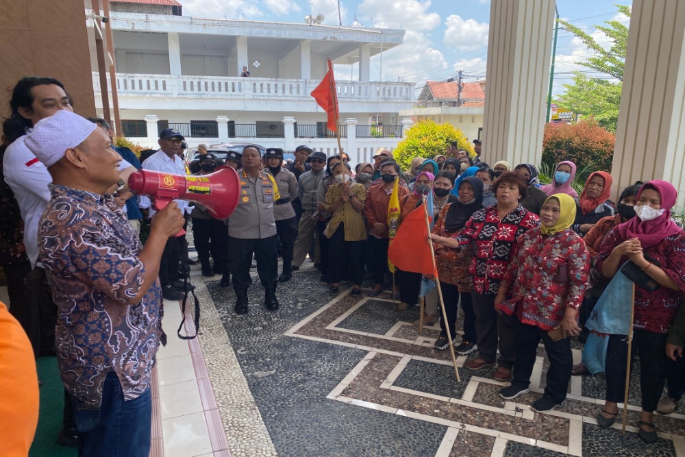 Ratusan Buruh Datangi Pengadilan Hubungan Industrial Jogja