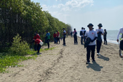 Tukimin Bersama PLN Peduli, Bersihkan Pantai Tirang Jaga Lingkungan