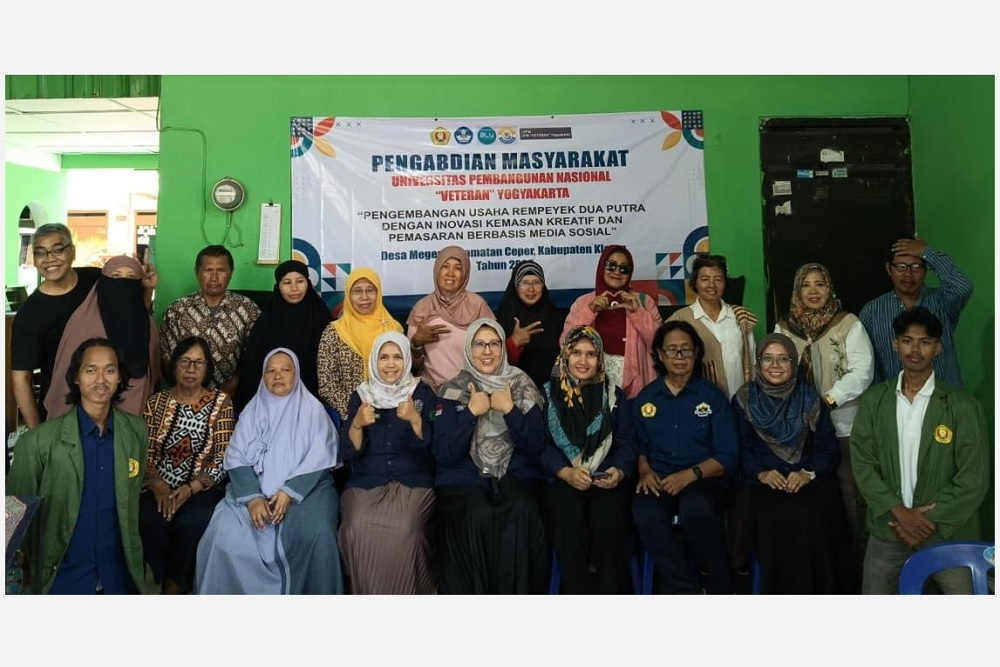 UPNVY Latih UMKM Klaten Pemasaran Online Rempeyek Dua Putra