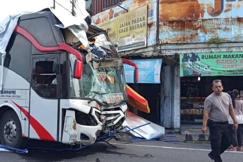 Bus Jurusan Jogja-Surabaya Terlibat Kecelakaan di Surakarta
