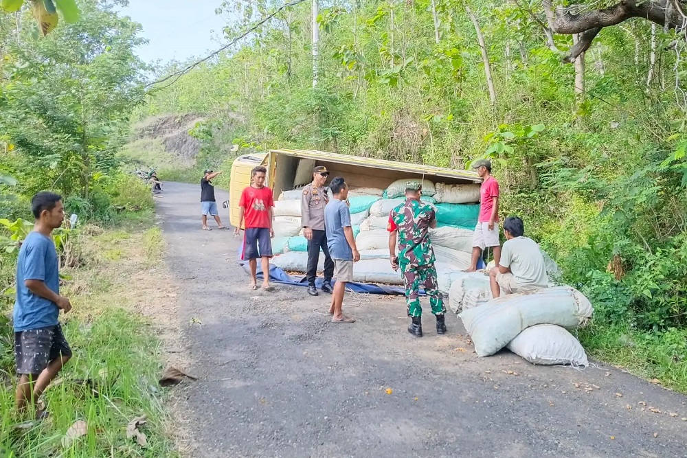 Truk Pengangkut 9 Ton Kunyit Terguling di Alas Tunggangan Wonogiri