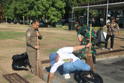 Instansi Lintas Sektor Gotong Royong Bersihkan Alun Alun Wates