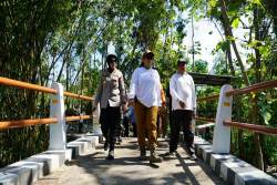 Cegah Banjir, Bupati Endah Ajak Warga Bersihkan Lingkungan