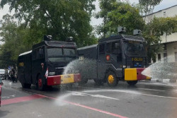 Redam Suhu Panas, Polresta Solo Menyemprot Air di Jalanan