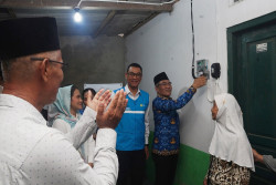 Senyum Nenek Partinah di Momen Hari Listrik Nasional