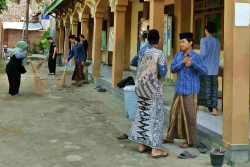 Jelang Hari Santri, Pesantren di Jogja Kompak Reresik Lingkungan