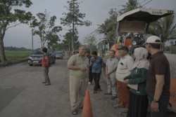 Bupati Sleman Cek Jalan Rusak Klangon-Tempel