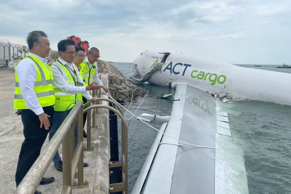 Begini Kronologi Mobil Petugas Bandara Hong Kong Tertabrak Pesawat