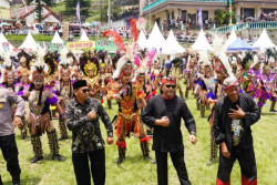 Seribu Penari Topeng Ireng Temanggung Beraksi di Lapangan Petarangan