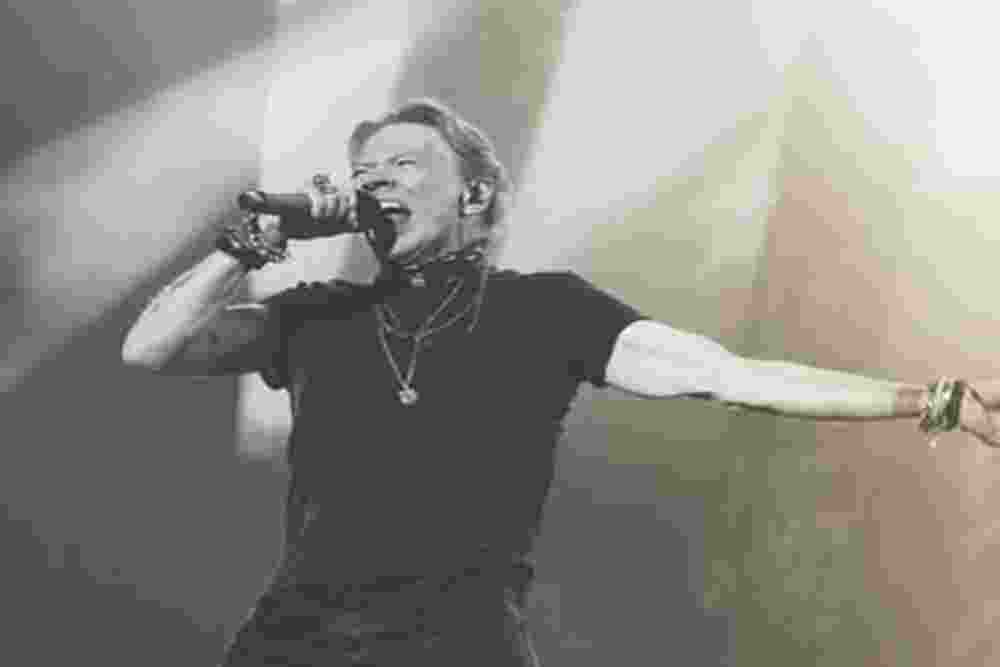Axl Rose,Vocalis Guns N Roses Lempar Mikrofon dan Tendang Drum