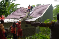 Puluhan Rumah di Klaten Diterjang Angin Kencang, BNPB Imbau Waspada