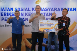 LPS Beri Layanan Kesehatan Gratis dan Bagi Sembako ke Warga Kepuharjo