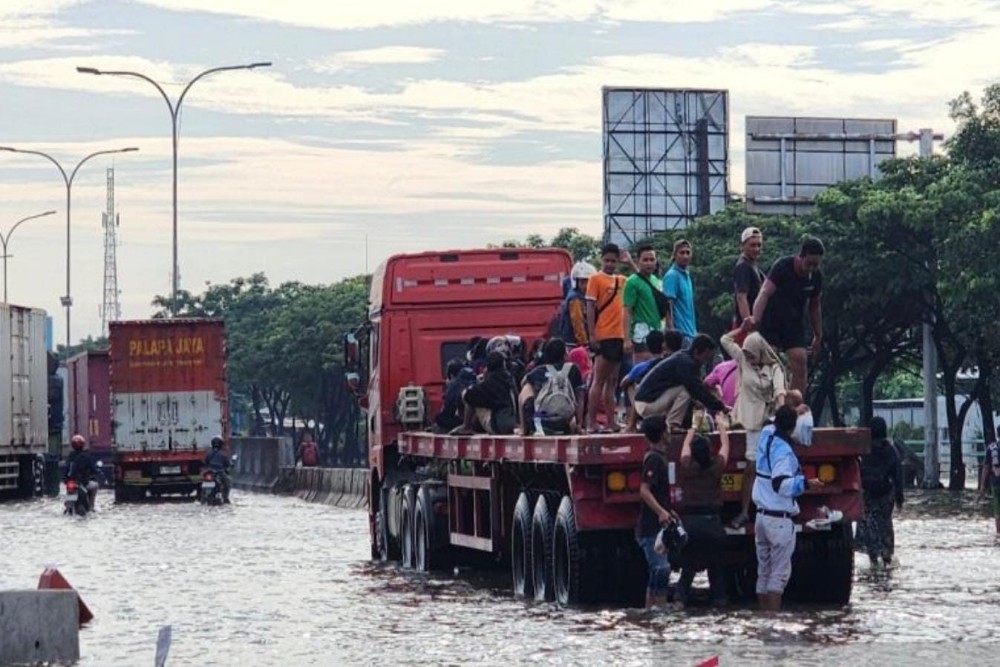 Jalur Pantura Semarang-Demak Masih Terendam Banjir Pagi Ini
