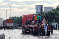 Jalur Pantura Semarang-Demak Masih Terendam Banjir Pagi Ini