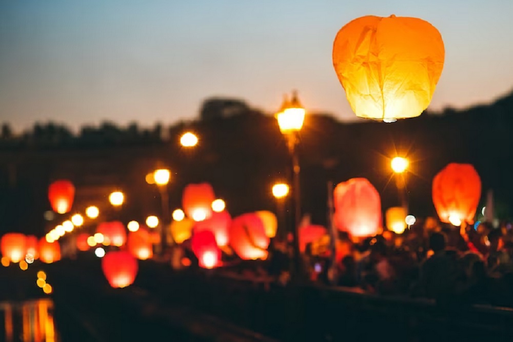 Sayembara Sampah Digelar Saat Penerbangan Ribuan Lampion di Goa Cemara