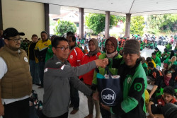 Ratusan Paket Sembako Didistribusikan untuk Ojol di Jogja