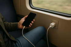 Penumpang Dilarang Cas Powerbank di Stop Kontak Kereta Api