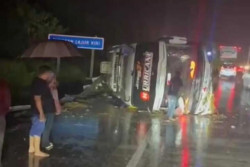Viral Bus Terguling di Jalan Tol Batang, 3 Orang Meninggal