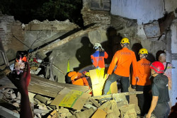 Rumah Roboh di Pecinan Semarang, Anak Selamat Tertimbun Reruntuhan