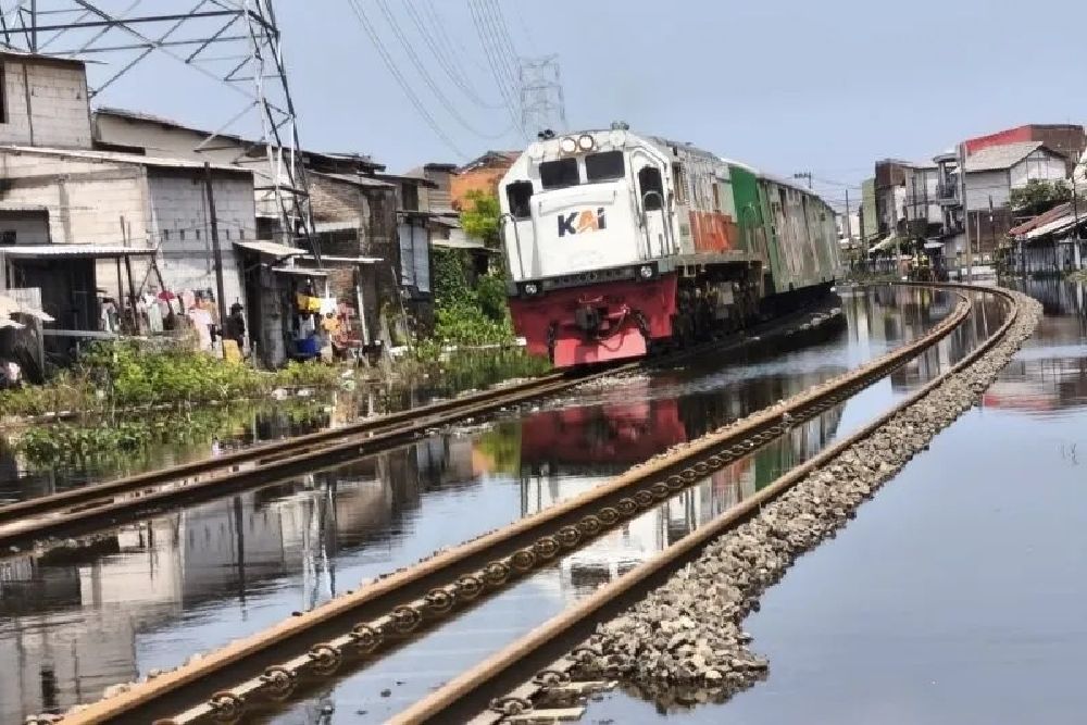 Banjir di Semarang Mulai Surut, KAI Hentikan Pola Operasi KA Memutar