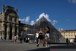 Perhiasan Dicuri dari Museum Louvre Masih Belum Ditemukan