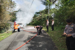 Grand Livina Terbakar di Tanjakan Tompak Kulonprogo