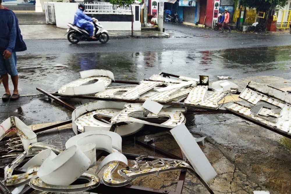 Cuaca Ekstrem di Jogja, 2 Orang Luka Tertimpa Papan Nama Toko
