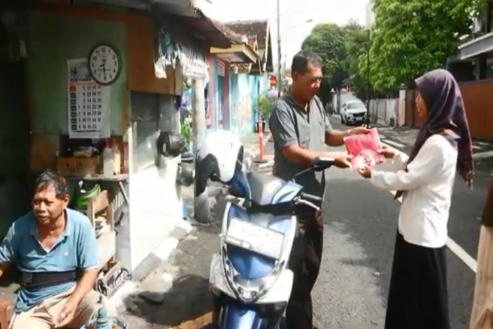 Kurangi Sampah Plastik, Warga Purwokinanti Diberi Kantong Belanja