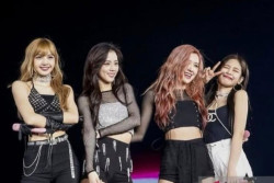 Tampil di GBK, Rose BLACKPINK Bawakan Number One Girl