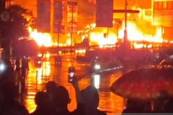 Truk Tangki BBM Terguling Picu Rumah hingga Toko di Cianjur Terbakar