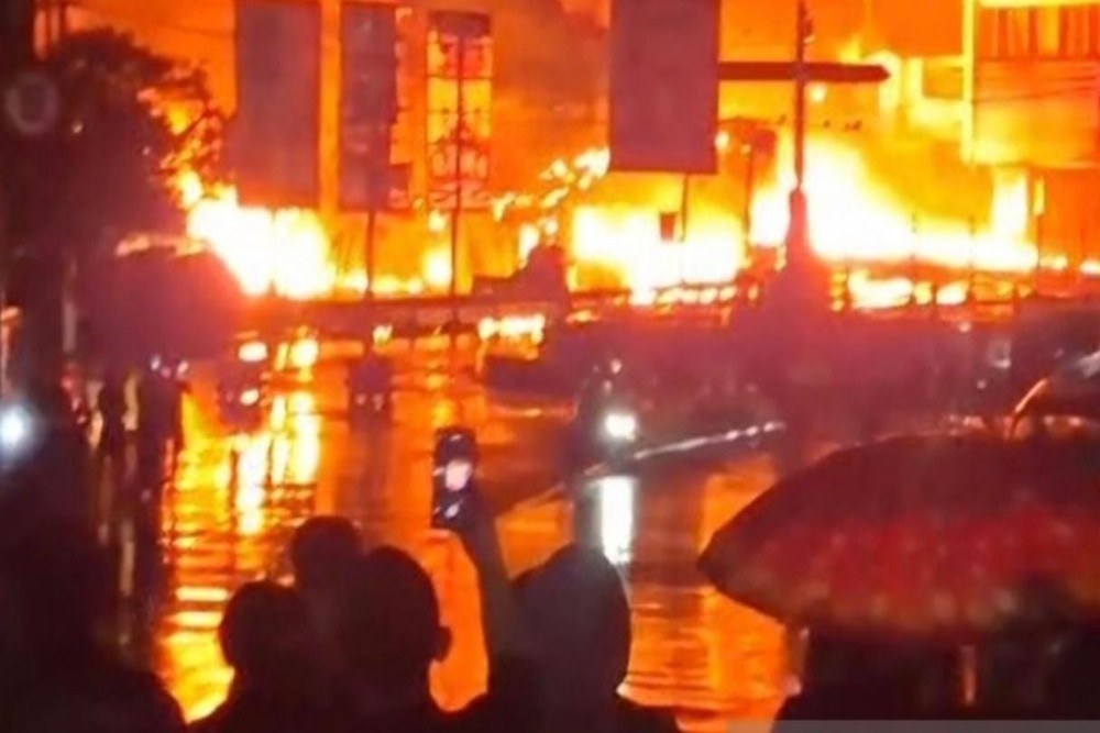 Kebakaran Truk Tangki BBM, Jalur ke Bandung Ditutup