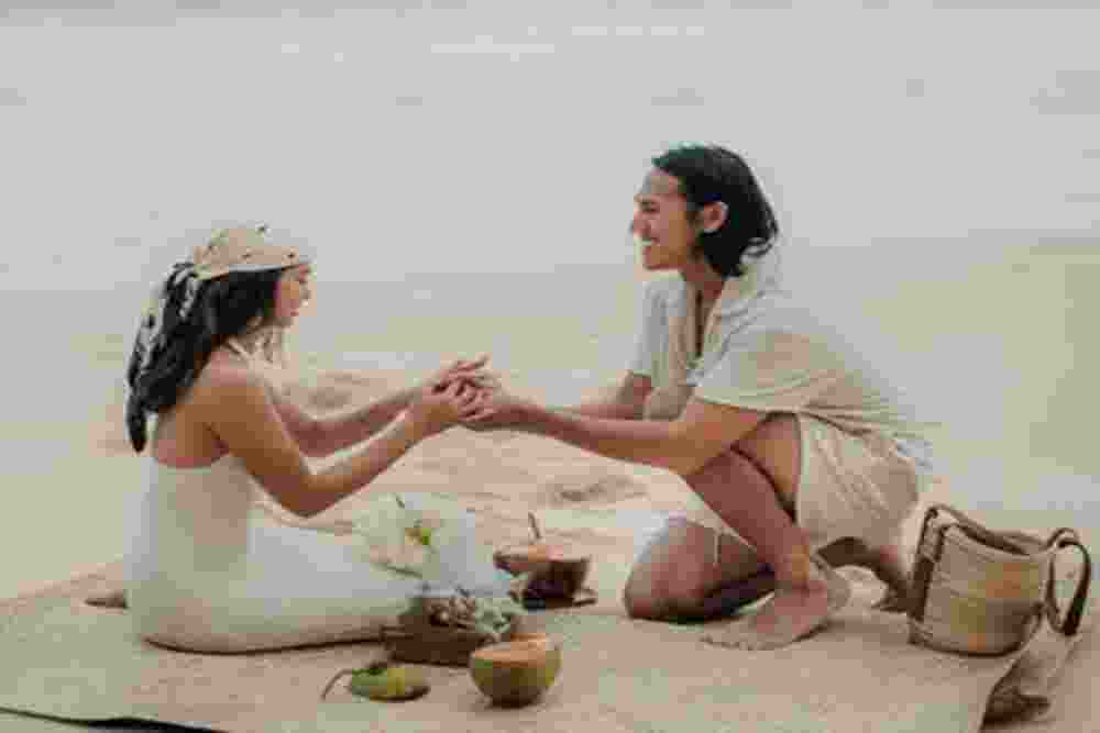 Lamaran Unik Sean Gelael ke Hana Malasan Pakai Batok Kelapa