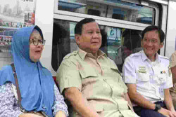 Prabowo Jajal Naik KRL dari Stasiun Manggarai hingga Tanah Abang