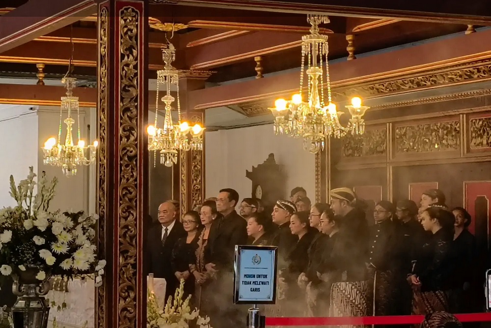 Sultan HB X dan Paku Alam X Melayat PB XIII di Keraton Solo