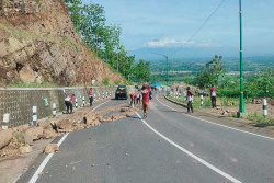 Longsor Ancam Jalan Baru Clongop Gunungkidul Saat Hujan Deras