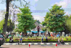 Warga dan Pejabat Solo Iringi Jenazah Raja PB XIII