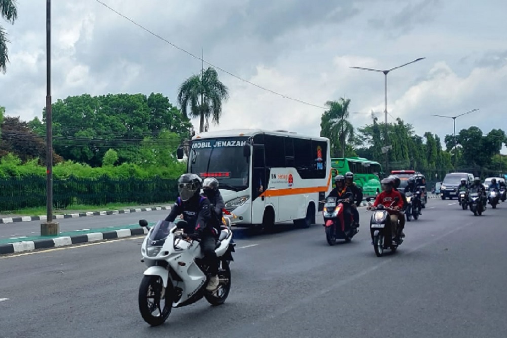 Warga Prambanan Ikut Abadikan Iring-iringan Jenazah PB XIII