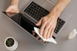 Cara Aman Membersihkan Layar Laptop Tanpa Bikin Rusak