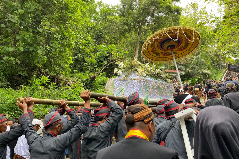 Ribuan Warga Antar Jenazah Raja Kasunanan Surakarta ke Imogiri