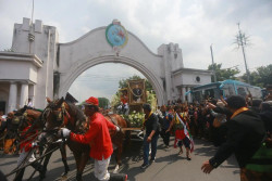 Jenazah PB XIII Keluar Melalui Gapura Gading, Ini Penjelasannya
