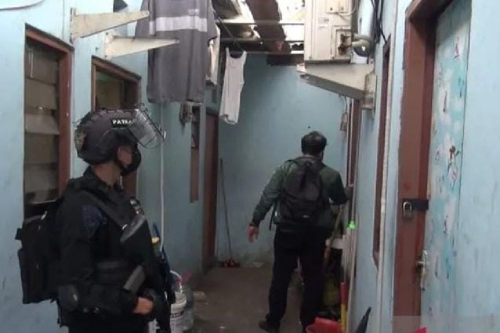 Gerebek Kampung Ambon, Petugas Temukan Narkoba hingga Senpi