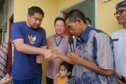 Menteri PKP Serahkan Rumah Bantuan Swasta untuk Warga Kurang Mampu