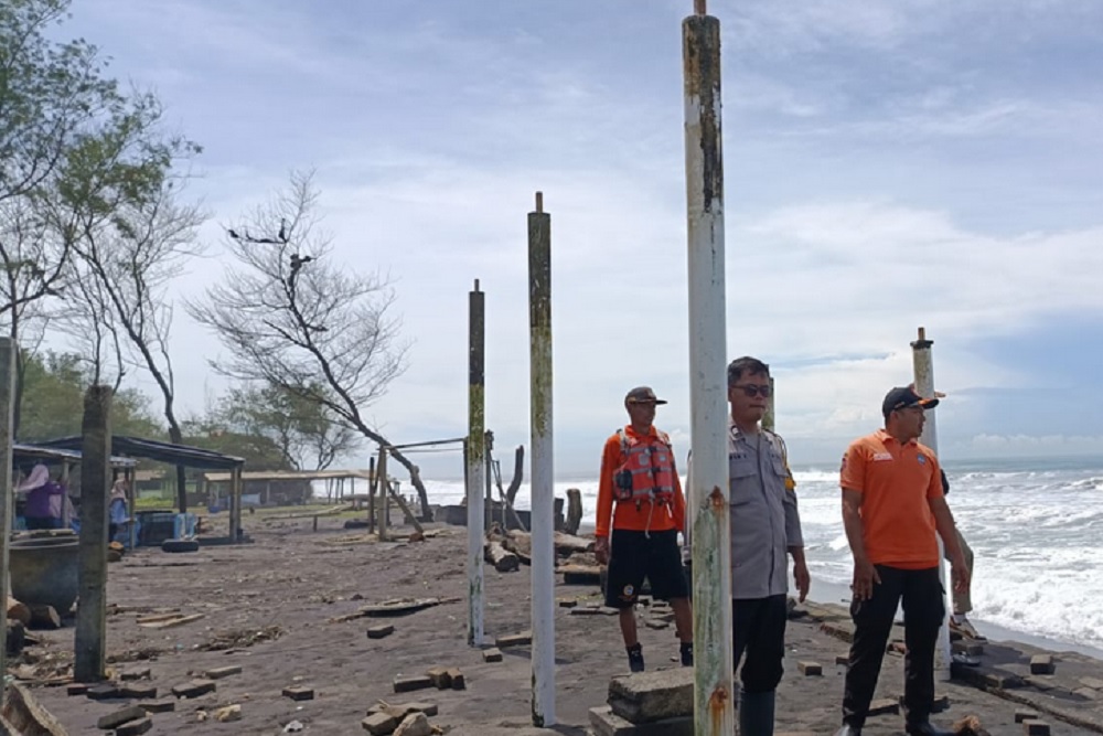 Dua Hari Abrasi Pantai Trisik, Empat Bangunan Milik Warga Rusak