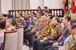 Menteri Nusron Serahkan Sertipikat Hak Pakai untuk Menteri Luar Negeri