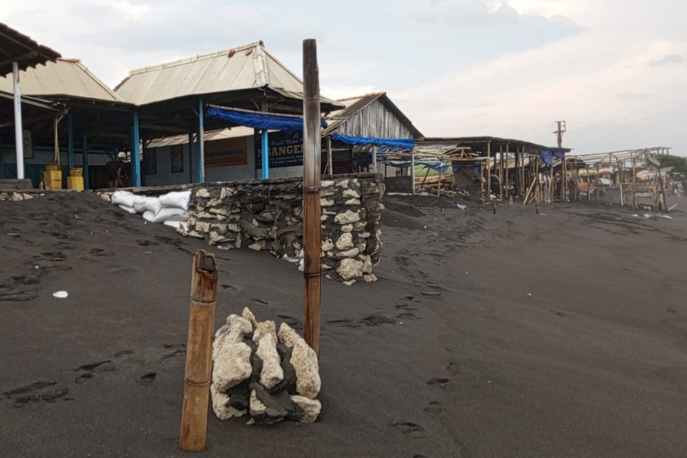 6 Warung di Pantai Depok Rusak Dihantam Gelombang Tinggi