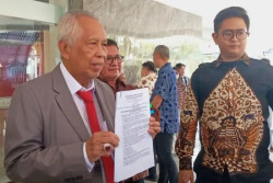 OC Kaligis Minta Kejagung Tetapkan Eks Bupati Klaten Sebagai Tersangka