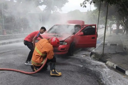 Sedan Timor Meledak dan Terbakar di Depan Kantor Kejari Wonogiri