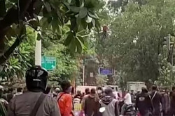 Debt Collector dan Ormas Bentrok, Terjadi Lempar Batu