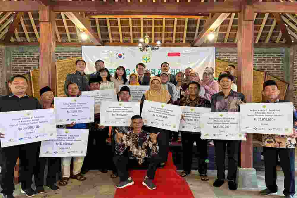 YGSI Berikan Bantuan Material ke 11 Padukuhan