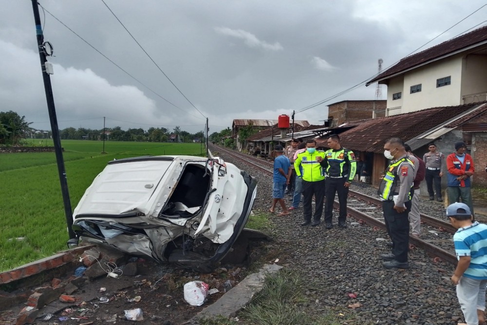 Mobil Tertemper KA Batara Kresna di Sukoharjo, Pasutri Selamat